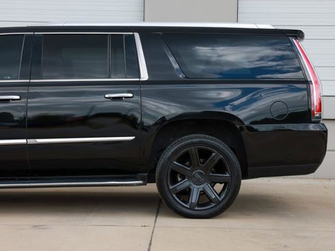 Used 2016 Cadillac Escalade ESV Luxury RWD image 32