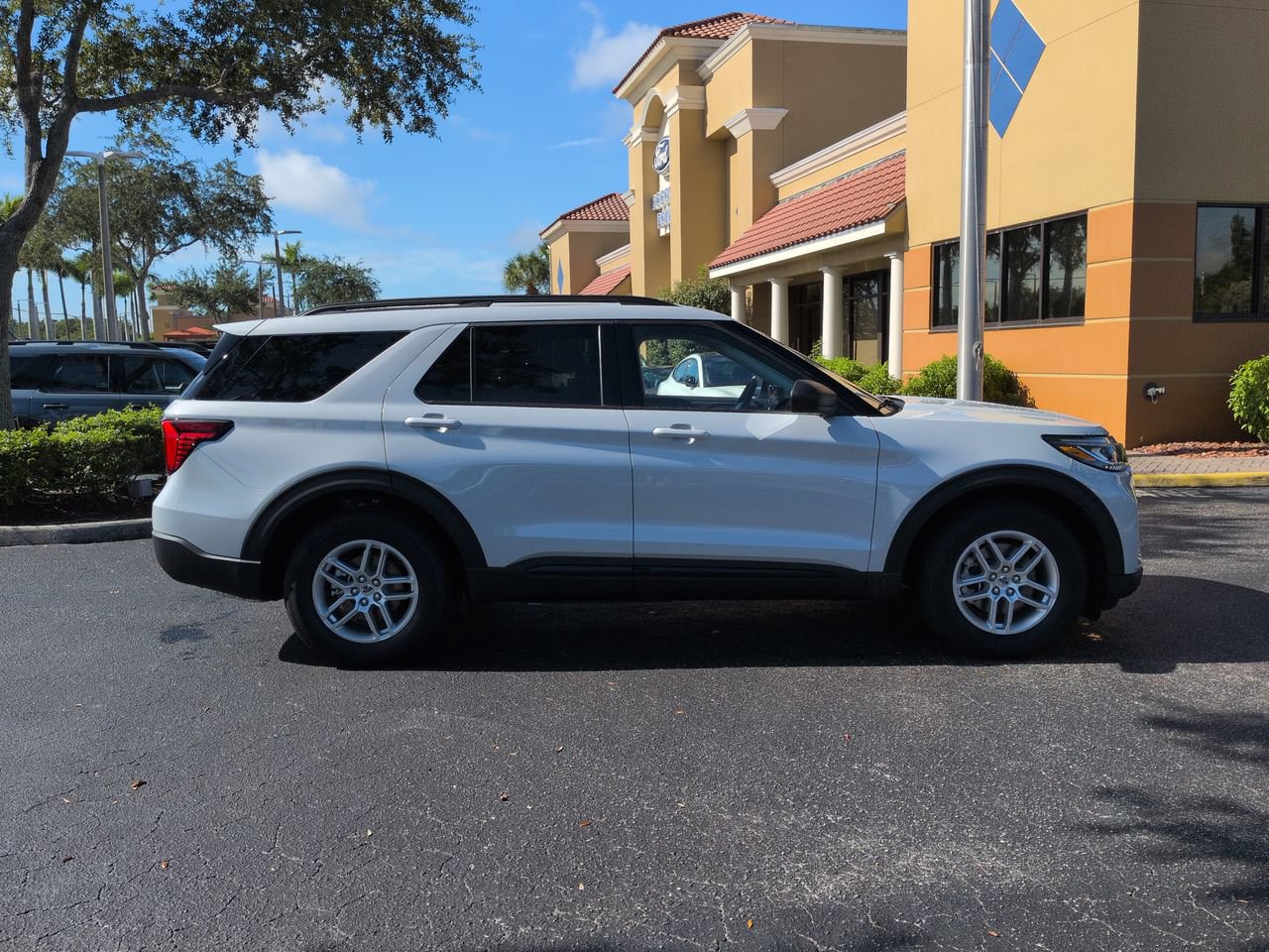 New 2026 Ford Explorer Active w/ Active Comfort Package RWD image 3