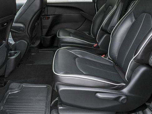 Used 2024 Chrysler Pacifica Premium image 24