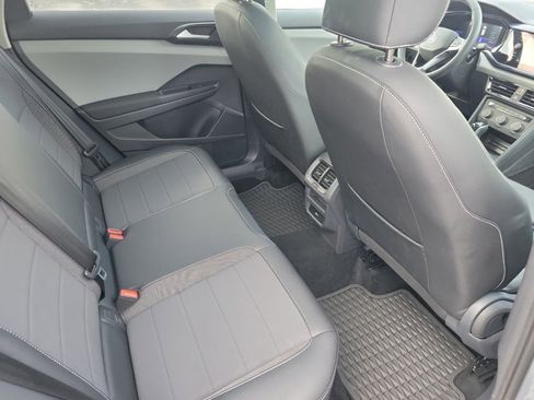 Certified 2022 Volkswagen Taos SE w/ Panoramic Sunroof Package AWD/4WD image 34