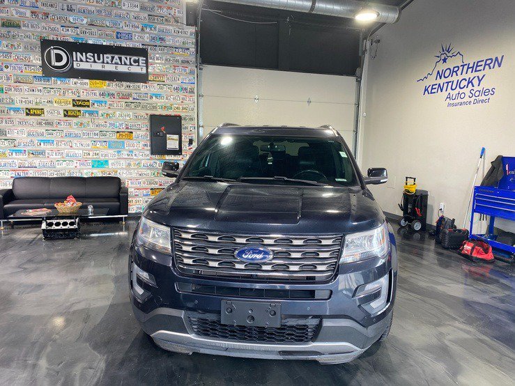 Used 2017 Ford Explorer XLT w/ Equipment Group 202A AWD/4WD image 2