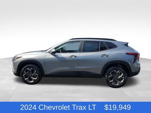 Certified 2024 Chevrolet Trax LT w/ Driver Confidence Package FWD image 2