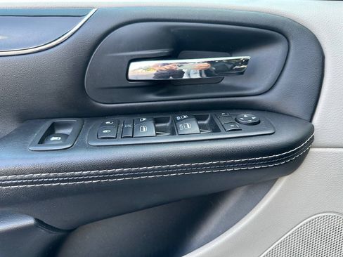 Used 2019 Dodge Grand Caravan SXT FWD image 14