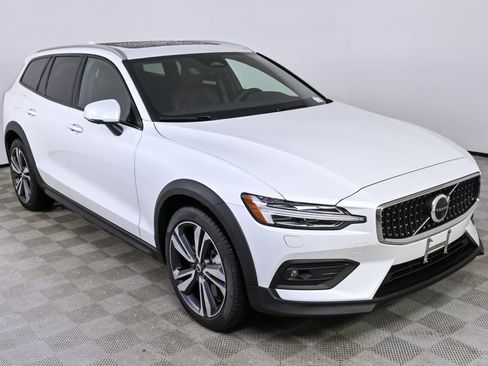 Certified 2025 Volvo V60 B5 Cross Country Plus image 27