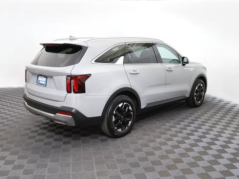 Used 2024 Kia Sorento S w/ Panoramic Sunroof Package FWD image 7