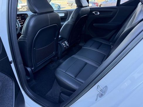 Used 2022 Volvo XC40 T5 Momentum w/ Premium Package image 15