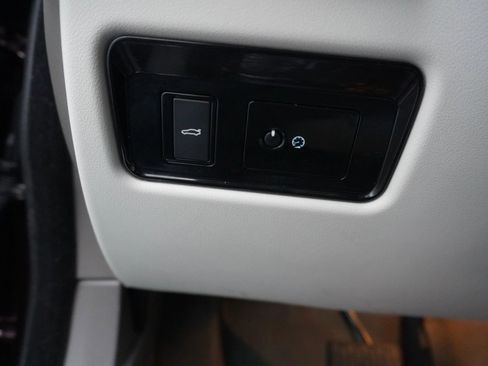 Used 2017 Jaguar XF Premium image 24