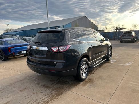 Used 2017 Chevrolet Traverse LT image 3