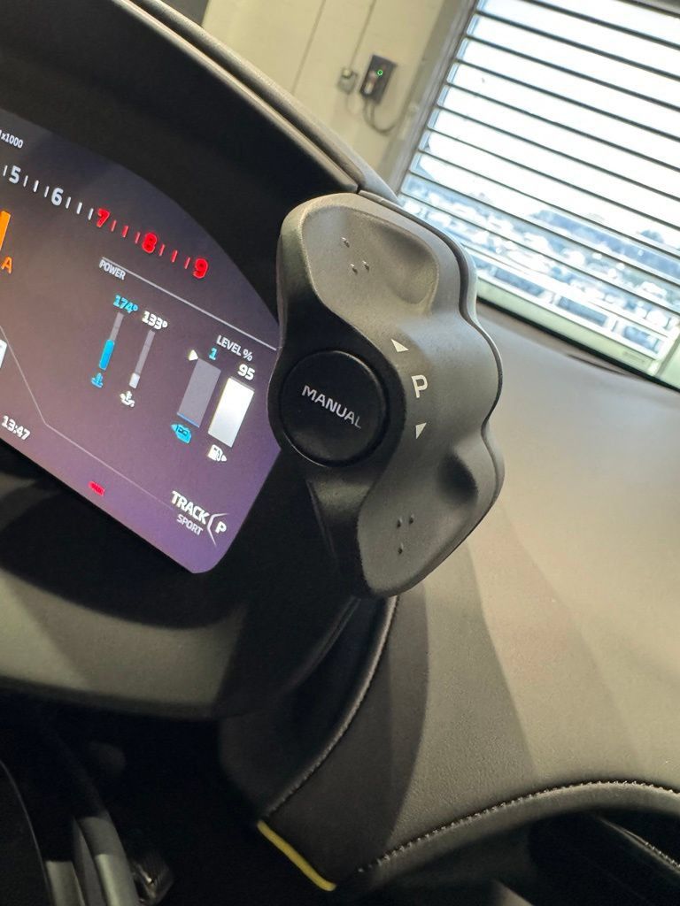 Used 2023 McLaren Artura RWD image 21
