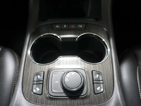 Used 2023 GMC Acadia SLT image 16