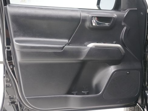 Used 2020 Toyota Tacoma Limited AWD/4WD image 13