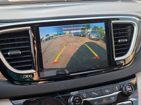 Used 2023 Chrysler Pacifica Touring-L FWD image 23