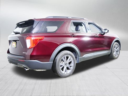 Used 2022 Ford Explorer XLT w/ Equipment Group 202A image 7