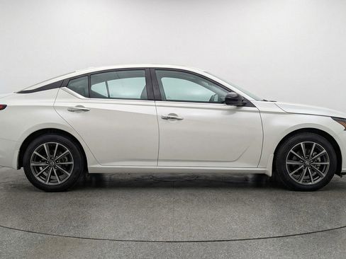 Used 2025 Nissan Altima 2.5 SV FWD image 11