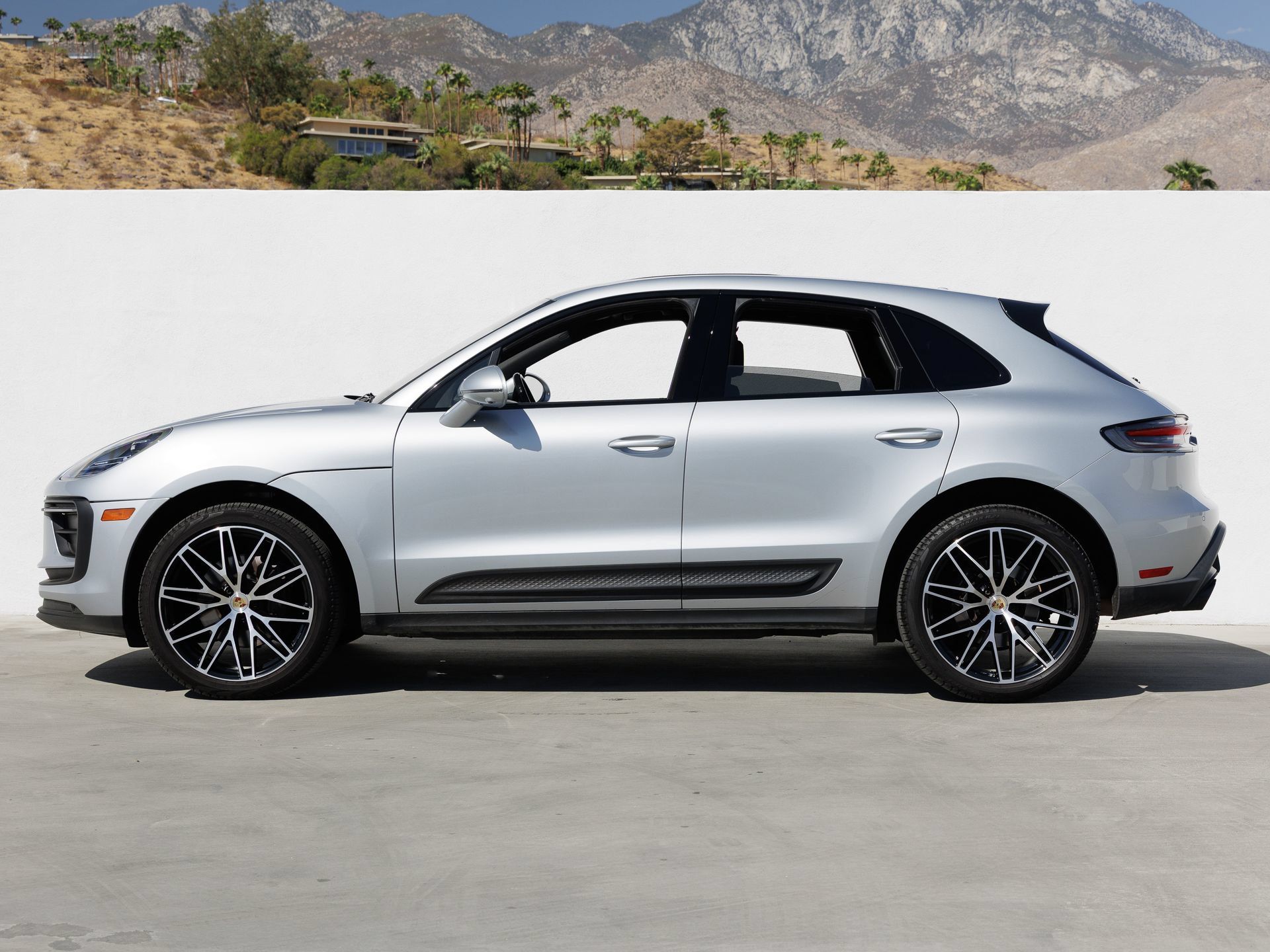Certified 2023 Porsche Macan AWD/4WD image 2
