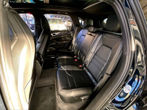 Used 2020 Porsche Cayenne S image 19