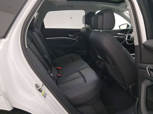 Used 2024 Audi Q8 e-tron Premium Plus w/ Premium Plus Package image 33