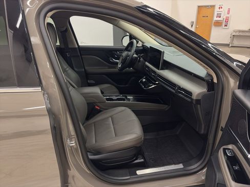 Used 2025 Lincoln Corsair Reserve w/ Rear Removable Package Tray image 19