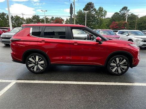 New 2025 Mitsubishi Outlander SE image 2