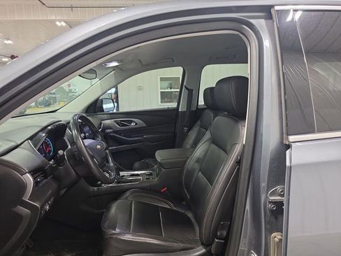 Used 2020 Chevrolet Traverse LT w/ Driver Confidence II Package AWD/4WD image 13