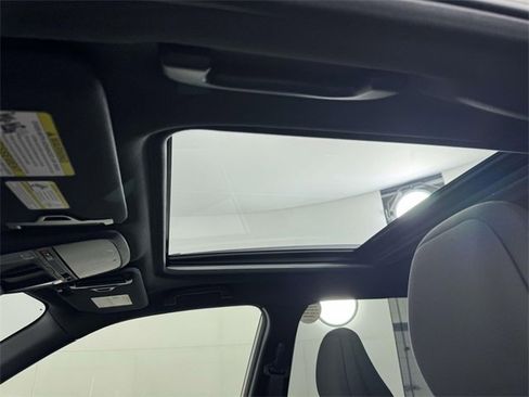 Used 2025 Subaru Forester Premium image 31