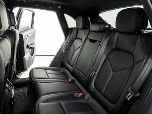 New 2026 Porsche Macan image 22