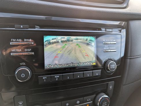 Used 2017 Nissan Rogue SV image 28