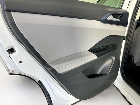 Used 2024 Volkswagen Taos SE w/ Panoramic Sunroof Package FWD image 25