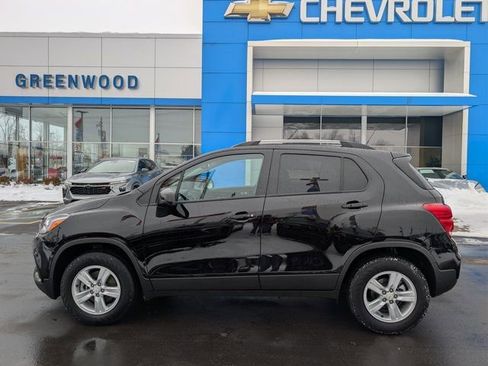 Used 2022 Chevrolet Trax LT w/ LT Convenience Package image 2