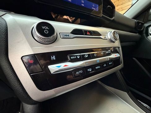 Used 2021 Ford Explorer XLT image 25