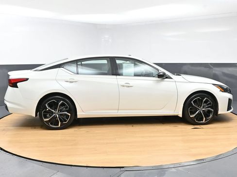 Used 2023 Nissan Altima 2.5 SR AWD/4WD image 8