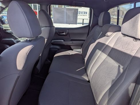 Used 2017 Toyota Tacoma TRD Sport image 17