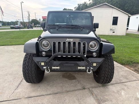 Used 2018 Jeep Wrangler Unlimited Sahara w/ Connectivity Group AWD/4WD image 3