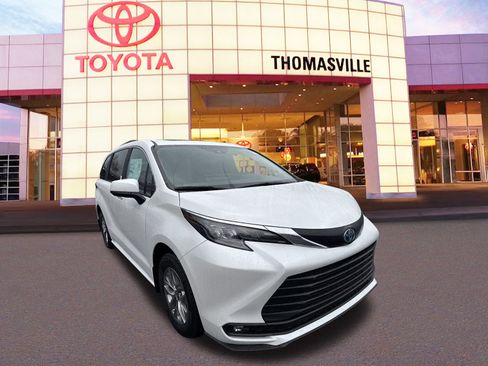 New 2025 Toyota Sienna XLE w/ XLE Plus Package image 3