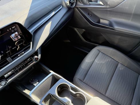 Used 2025 Chevrolet Equinox LT image 23