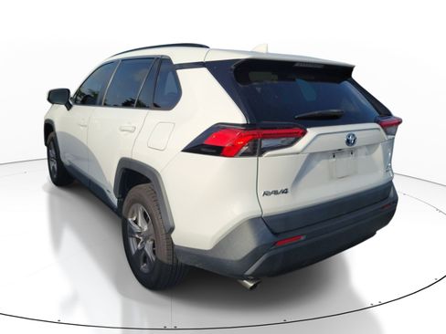 Used 2022 Toyota RAV4 XLE w/ Convenience Package AWD/4WD image 4