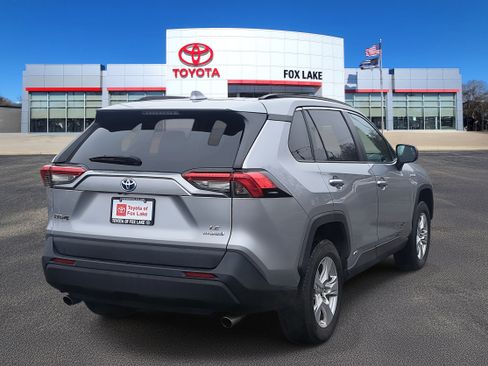Used 2021 Toyota RAV4 LE image 4