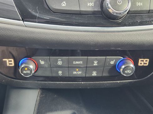 Used 2021 Buick Enclave Essence image 19