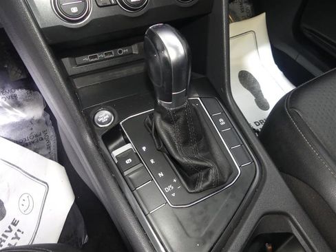 Used 2019 Volkswagen Tiguan SE image 39