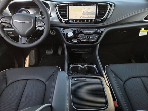 New 2026 Chrysler Pacifica Limited w/ Uconnect Theater Family Group FWD image 5