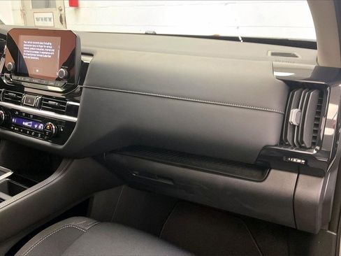 Certified 2025 Nissan Pathfinder SV image 15