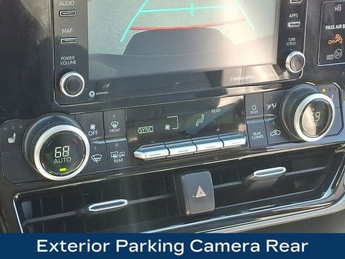 Used 2021 Toyota Highlander XLE AWD/4WD image 14