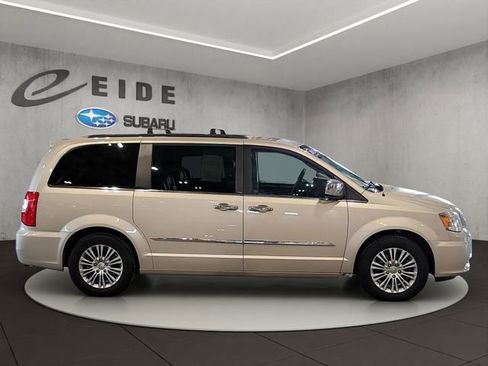Used 2013 Chrysler Town & Country Touring-L w/ Driver Convenience Group image 38