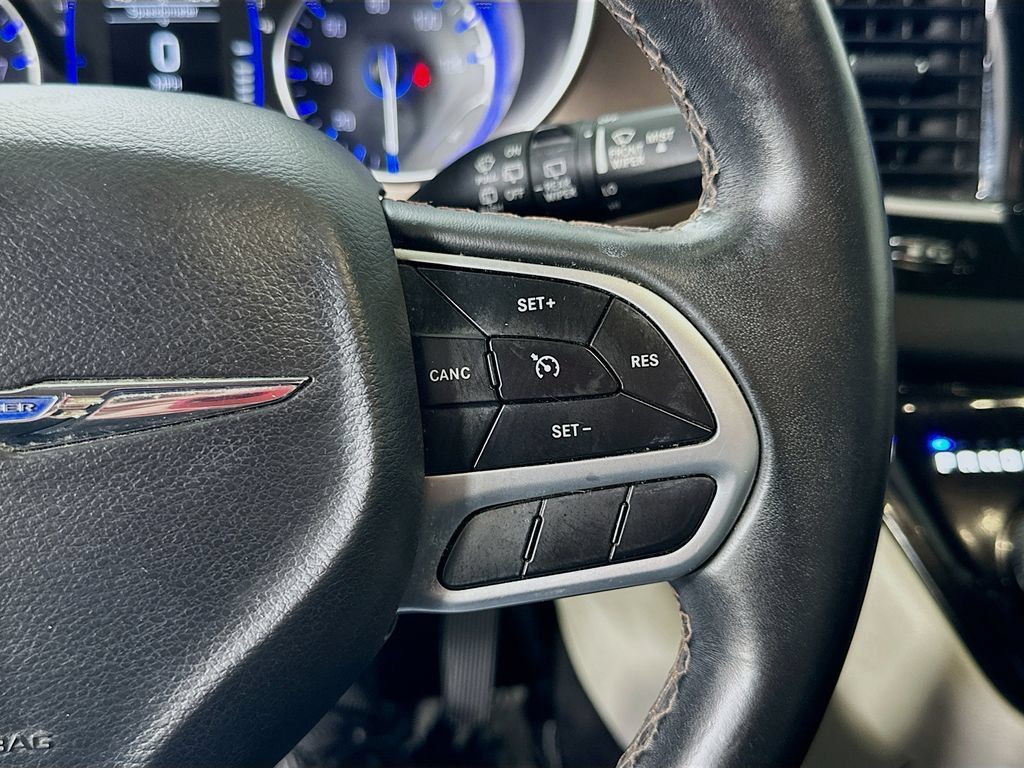 Used 2018 Chrysler Pacifica Touring-L w/ Premium Audio Group FWD image 26
