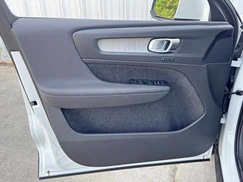 Used 2023 Volvo XC40 B4 Core w/ Convenience Package image 40