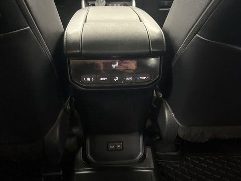 Used 2023 Toyota Highlander XSE AWD/4WD image 32