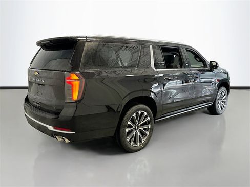 New 2026 Chevrolet Suburban High Country image 8