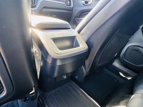 Used 2020 Volvo XC60 T5 Momentum w/ Protection Package Premier image 25