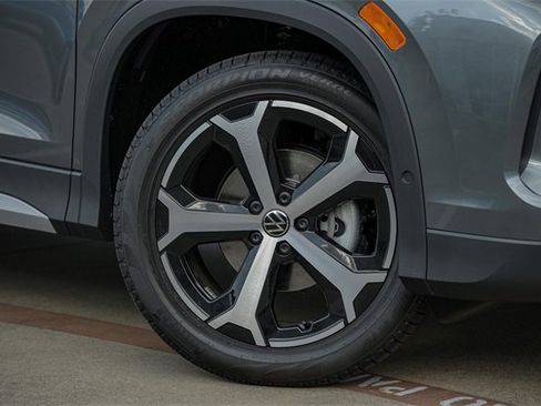 New 2025 Volkswagen Tiguan SE image 2