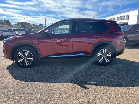 Used 2021 Nissan Rogue Platinum image 2